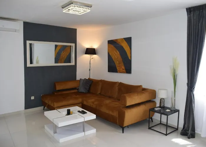Ideal Location Апартаменты